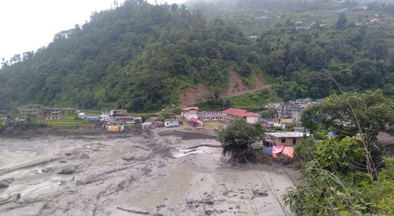 मेलम्चीमा गएराति आएको बाढीले थप तीन घर बगायो